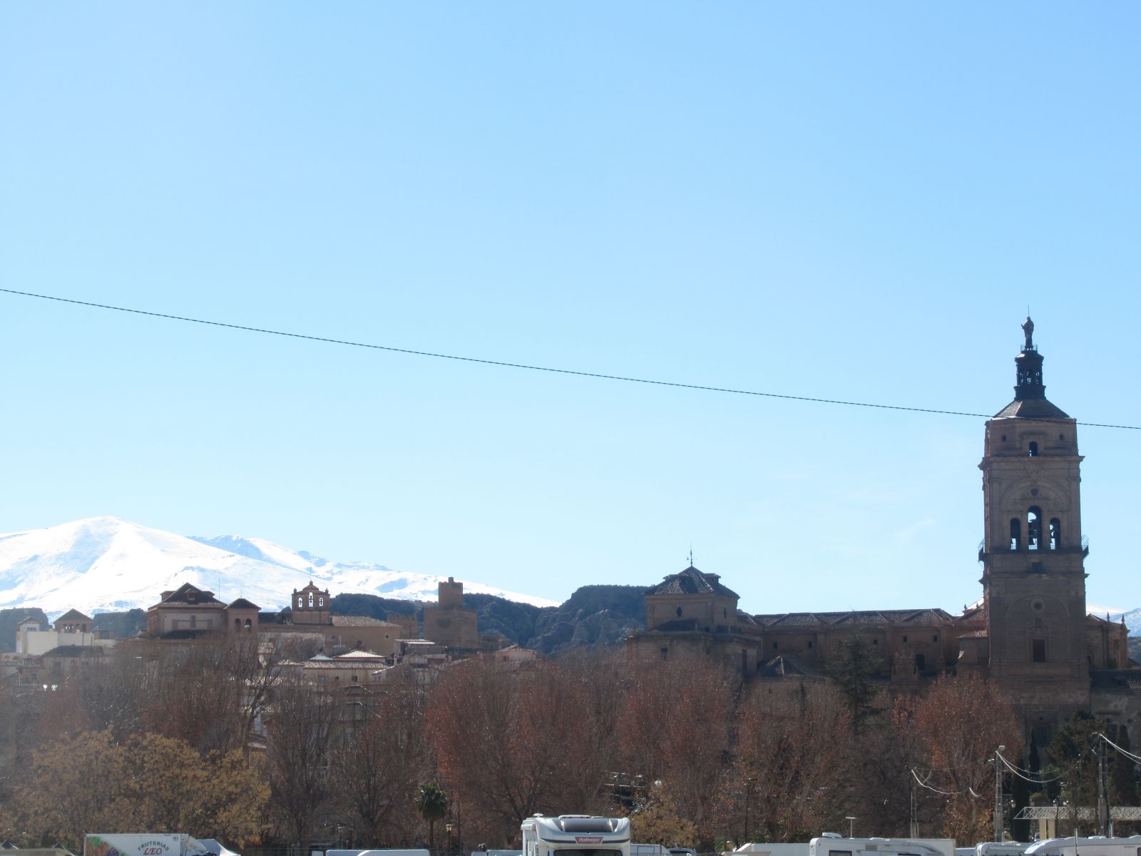 Guadix aan de voet van de Sierré Basa Guadix aan de voet van de Sierré Basa