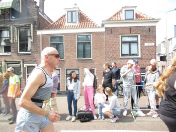 André Blok loopt golden Tenloop in Delft