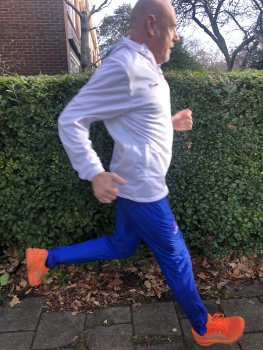 André Blok (60) loopt onder zware weersomstandigheden de Wolfskamerloop in Huizen.